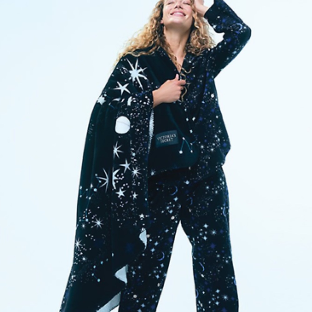 NEW Victoria’s Secret Flannel Sherpa blanket